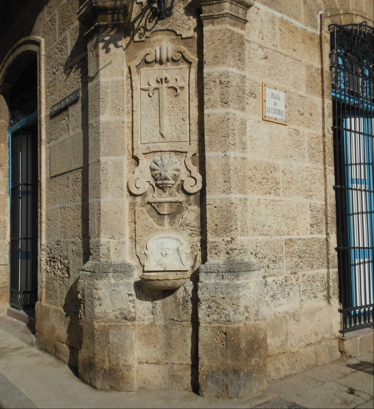 Lápida en la entrada del Callejón del Chorro, antigua Zanja Real en la Plaza de la Catedral, la Habana, Cuba Lápida en la entrada del Callejón del Chorro, antigua Zanja Real en la Plaza de la Catedral, la Habana