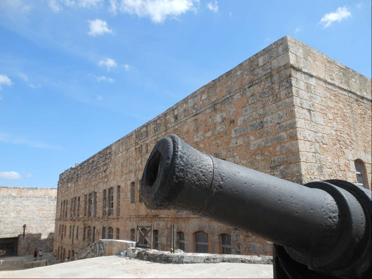 El Castillo del Morro. Uno de los viejos cañones que protegían la ciudad del ataque de corsarios y piratas El Castillo del Morro. Uno de los viejos cañones que protegían la ciudad del ataque de corsarios y piratas