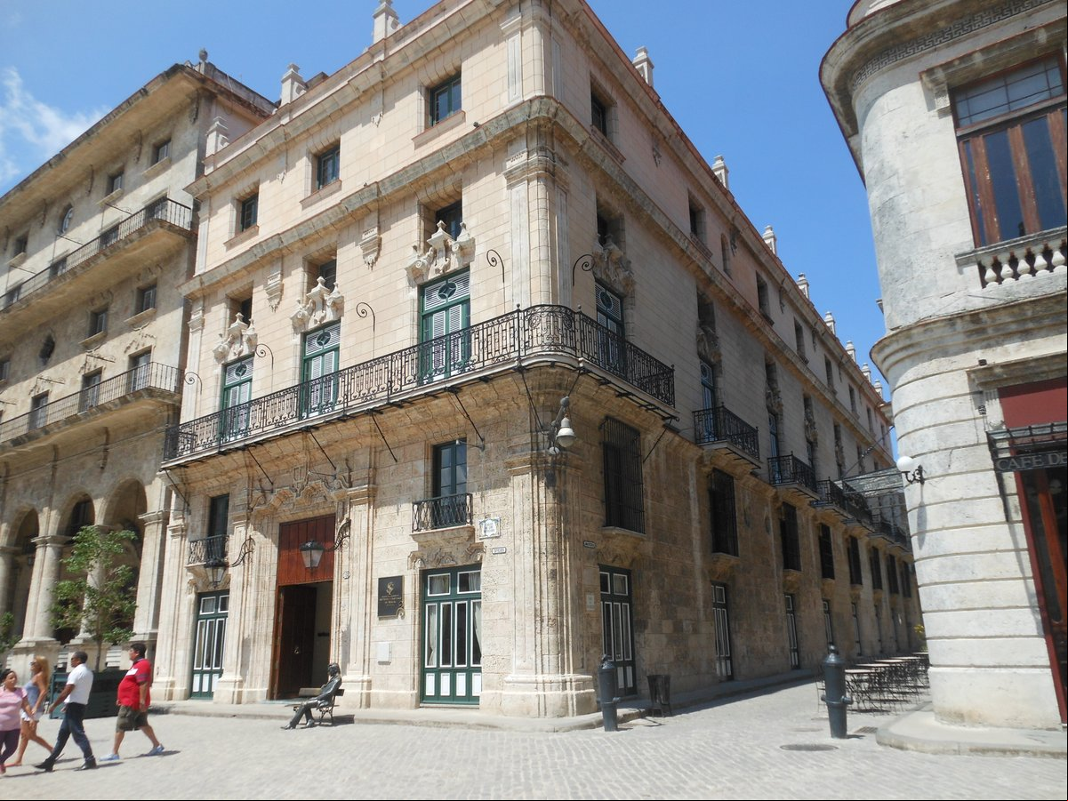 La antigua casa del Marqués de San Felipe y Santiago en la Plaza de San Francisco La antigua casa del Marqués de San Felipe y Santiago en la Plaza de San Francisco