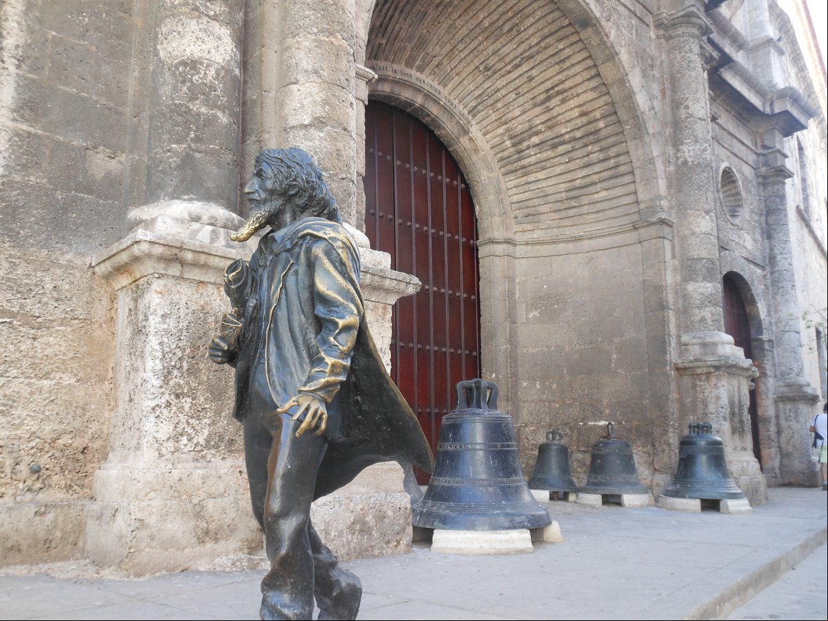 La estatua del Caballero de Paris a la entrada del Convento de San Francisco La estatua del Caballero de Paris a la entrada del Convento de San Francisco