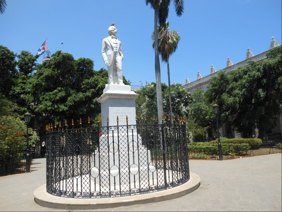 Estatua de Carlos Manuel de Céspedes en el centro de La Plaza de Armas, en la Habana Vieja La Plaza de Armas en la Habana Vieja, Cuba