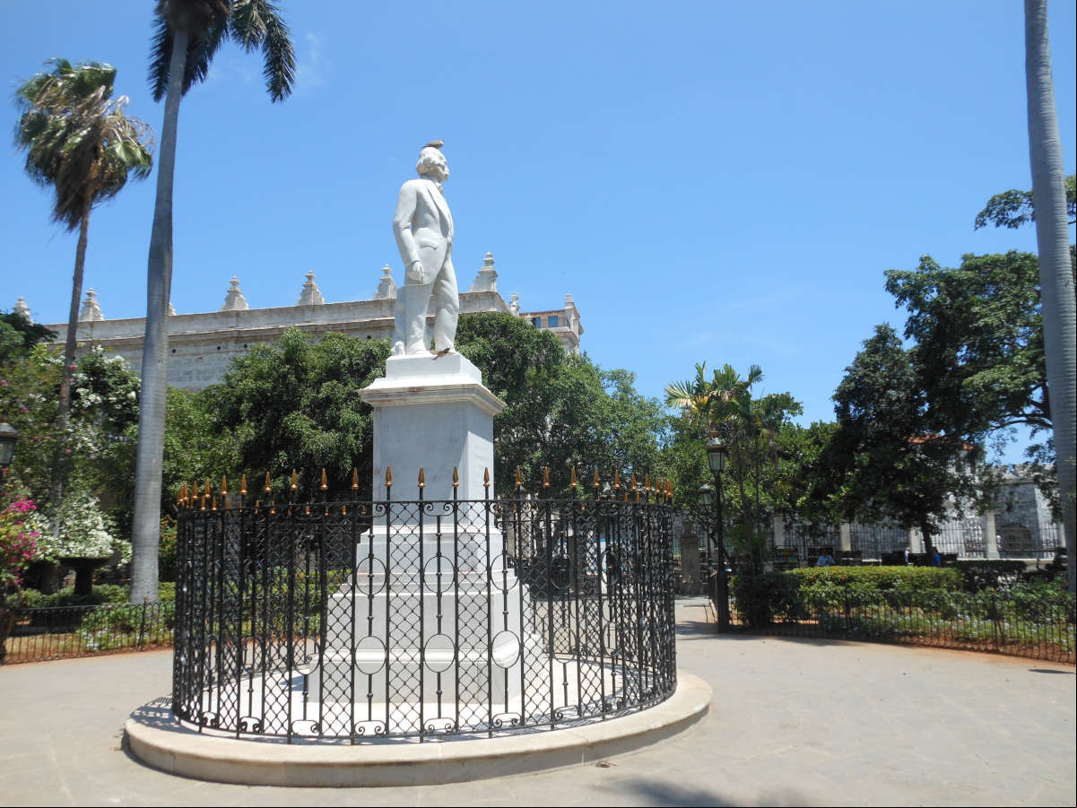 Estatua de Carlos Manuel de Céspedes en la Plaza de Armas en la Habana Vieja Estatua de Carlos Manuel de Céspedes en la Plaza de Armas en la Habana Vieja