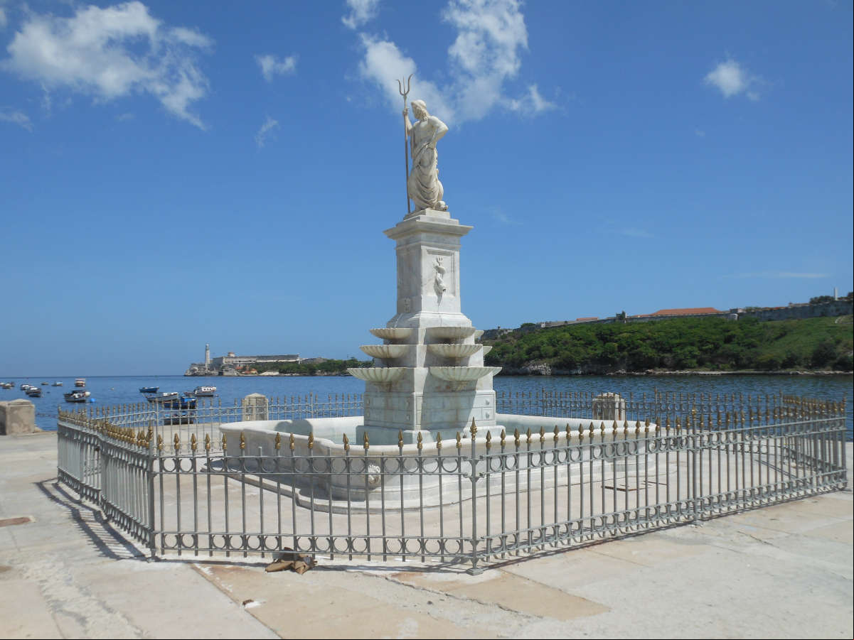 Fuente de Neptuno a la orilla de la bahía de la Habana Fuente de Neptuno a la orilla de la bahía de la Habana