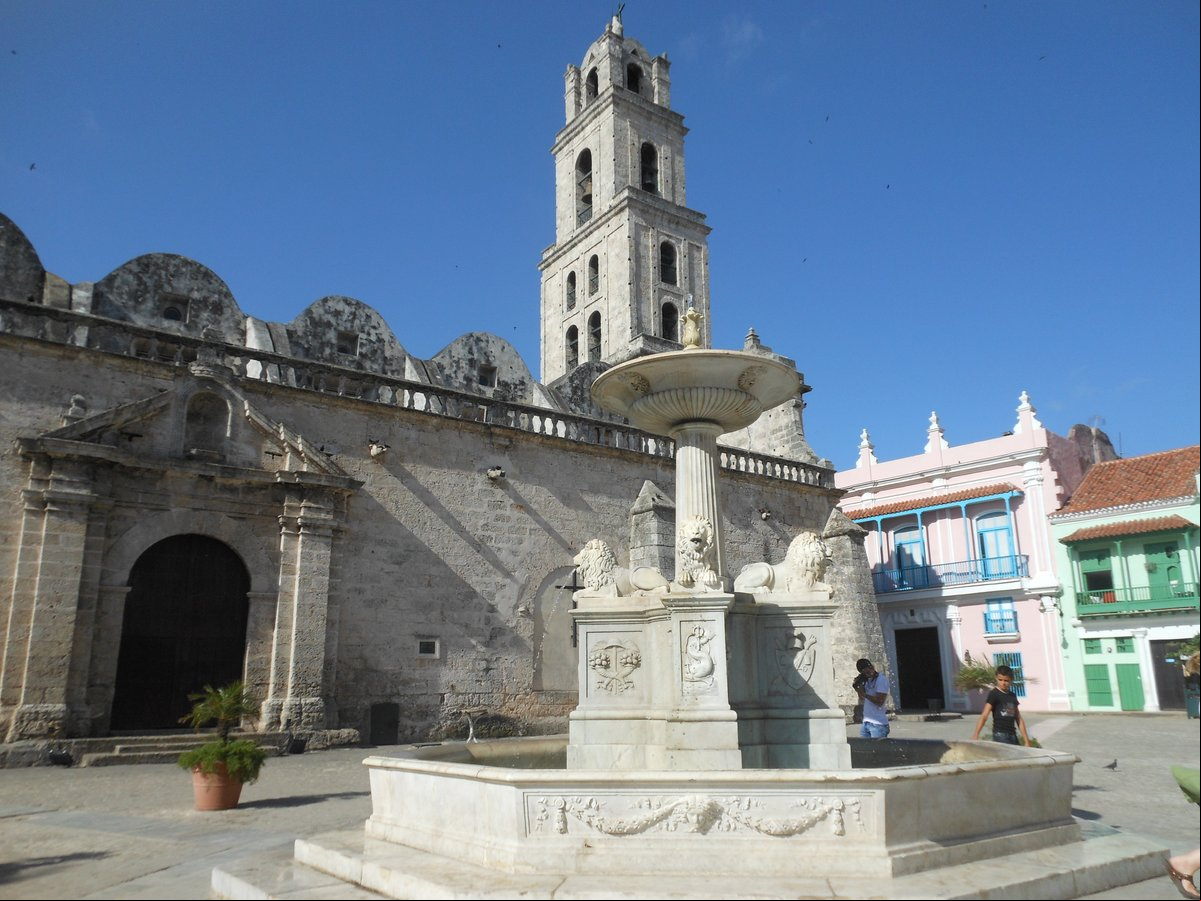 Convento de San Francisco de Asís y en primer plano La Fuente de los Leones de la Plaza Convento de San Francisco de Asís y en primer plano La Fuente de los Leones de la Plaza
