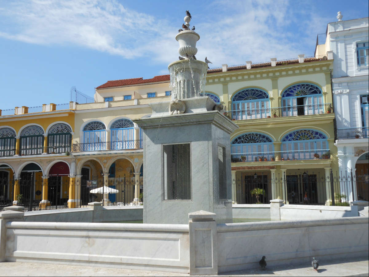 La fuente de la Plaza Vieja, la Habana La fuente de la Plaza Vieja, la Habana