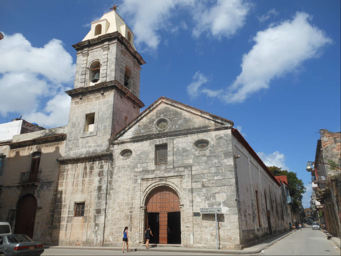 Frente de la Iglesia del Espíritu Santo en la Habana Vieja
