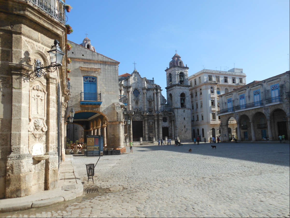 La Plaza de la Catedral en la Habana Vieja La Plaza de la Catedral en la Habana Vieja
