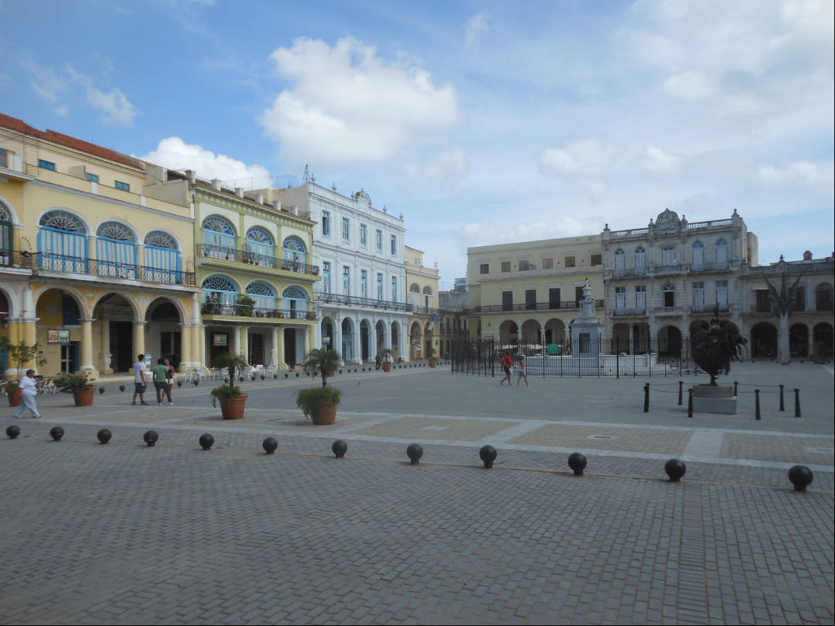 La Plaza Vieja, esquina de las calles San Ignacio y Teniente Rey, la Habana La Plaza Vieja, esquina calles San Ignacio y Teniente Rey, la Habana