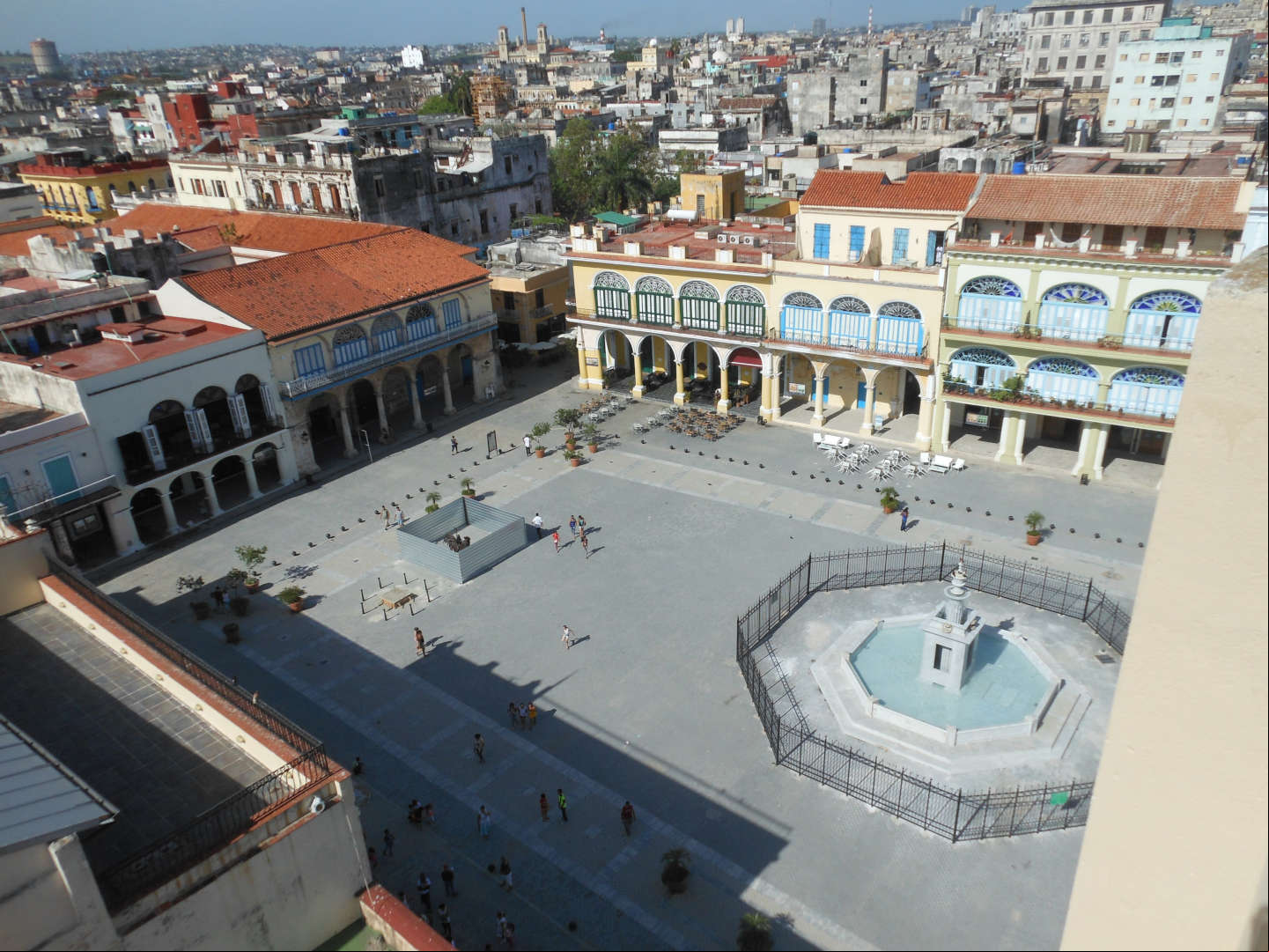 La Plaza Vieja de la Habana. Vista desde el mirador situado en la torre del Edificio Gómez Vila La Plaza Vieja de la Habana. Vista desde el mirador situado en la torre del Edificio Gómez Vila