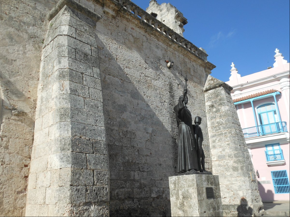 Monumento a Fray Junípero Serra a un costado de la iglesia de San Francisco en la plaza Monumento a Fray Junípero Serra a un costado de la iglesia de San Francisco en la plaza