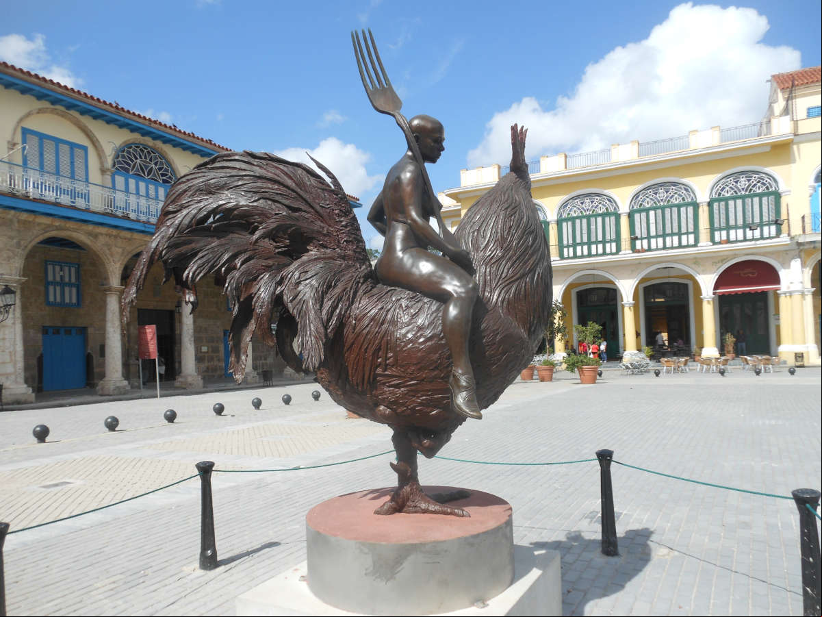 Escultura de Fabelo del gallo y la mujer en la Plaza Vieja Escultura de Fabelo del gallo y la mujer en la Plaza Vieja de la Habana Vieja