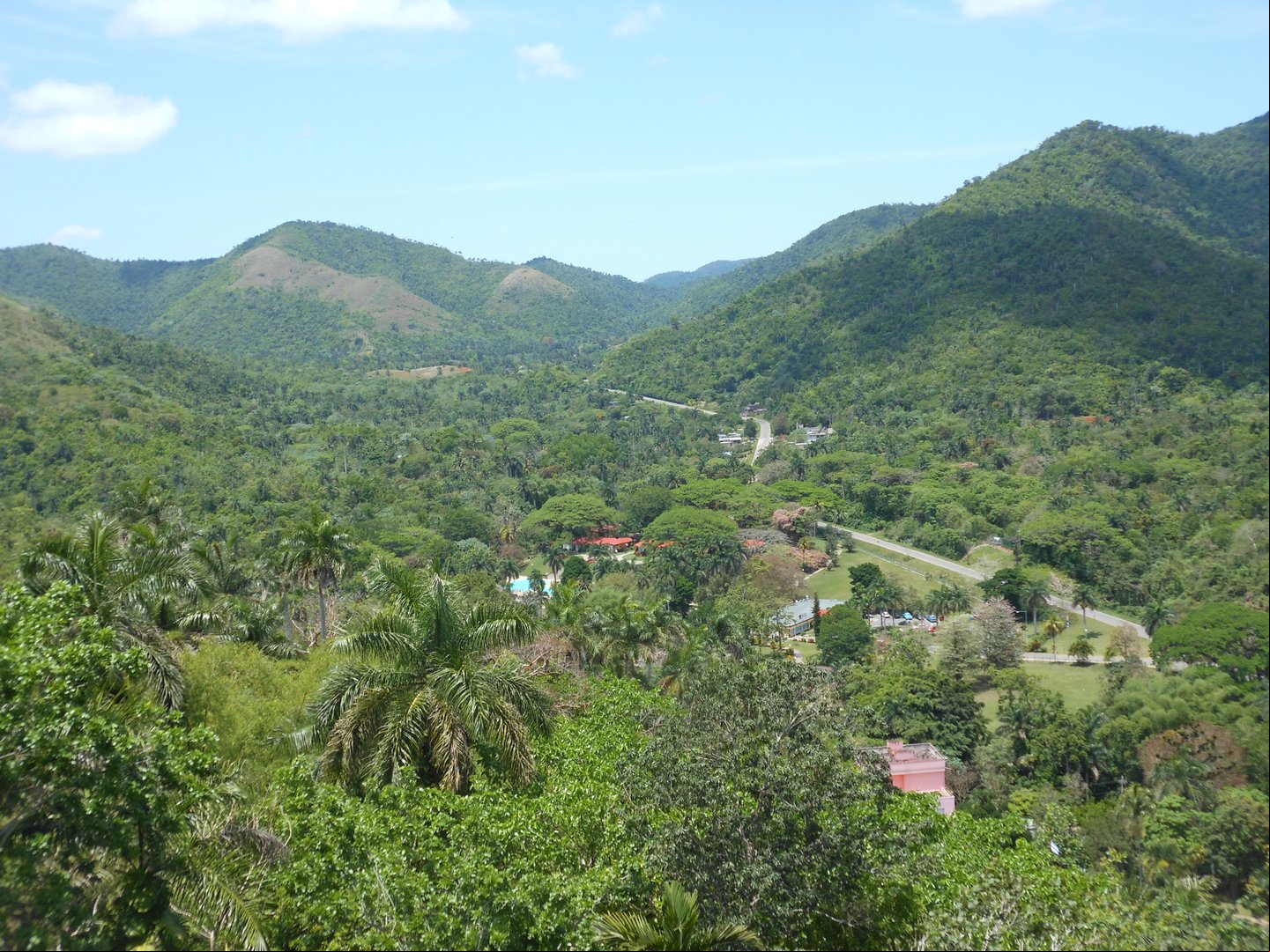 Elevaciones de la Sierra del Rosario desde un mirador de Soroa, Artemisa, Cuba Elevaciones de la Sierra del Rosario desde un mirador de Soroa, Artemisa, Cuba