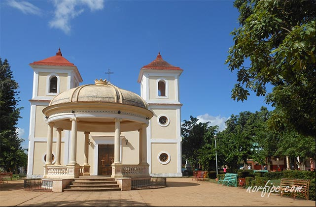 Parroquia de San José y el parque central de Güira de Melena Parroquia de San José y el parque central de Güira de Melena