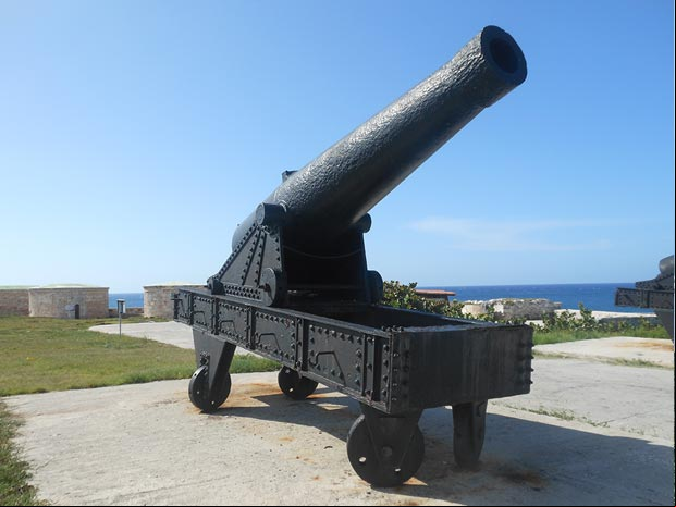 Antiguo cañón de bronce que posee más de 400 años