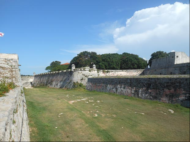 Profundo foso que rodea la fortaleza