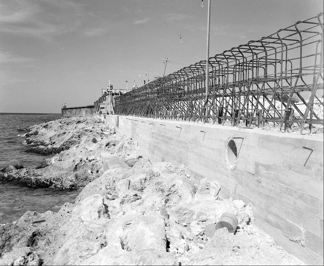 Grandes bloques huecos de hormigón armado, que forman el muro del Malecon Grandes bloques huecos de hormigón armado, que forman el muro del Malecon