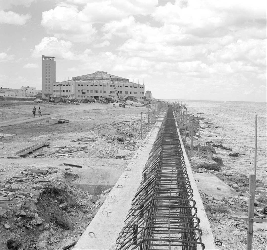 Construccion del muro y la calzada del Malecon en la costa de la Habana Construccion del muro y la calzada del Malecon en la costa de la Habana