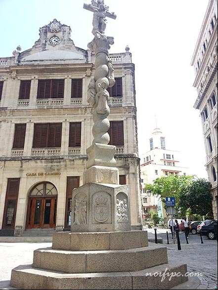 El Cruceiro, escultura tradicional franciscana en la Plaza de San Francisco, en la Habana Vieja El Cruceiro, escultura tradicional franciscana en la Plaza de San Francisco, en la Habana Vieja