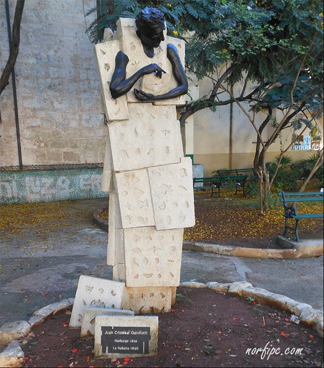 Escultura a Juan Cristóbal Gundlanch en la Habana Vieja Escultura a Juan Cristóbal Gundlanch en la Habana Vieja