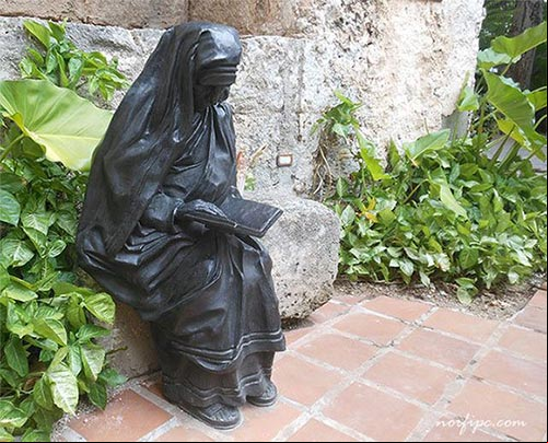 Escultura de la Madre Teresa de Calcuta en el Jardín donde se le rinde homenaje en el Convento de San Francisco Escultura de la Madre Teresa de Calcuta en el Jardín donde se le rinde homenaje en el Convento de San Francisco