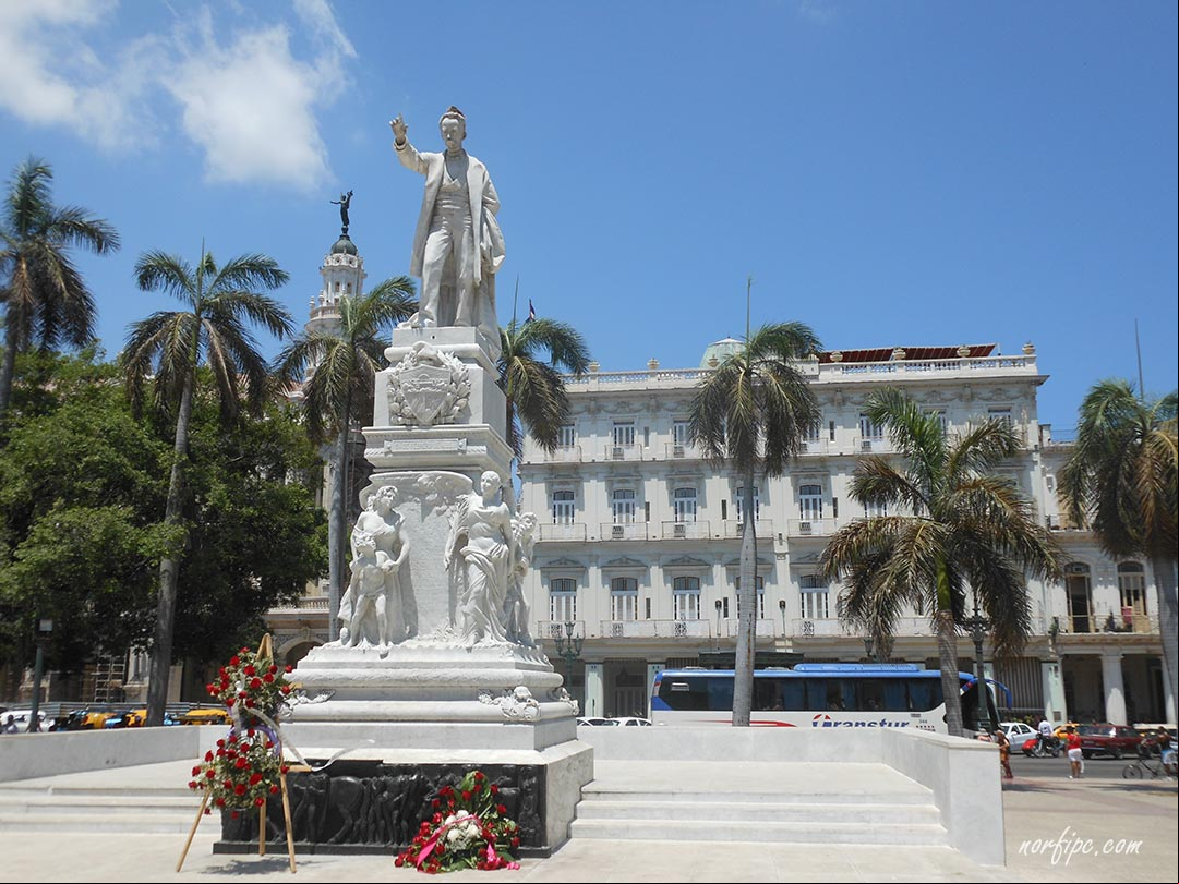 Estatua de José Martí en el Parque Central de la Habana Estatua de José Martí en el Parque Central de la Habana