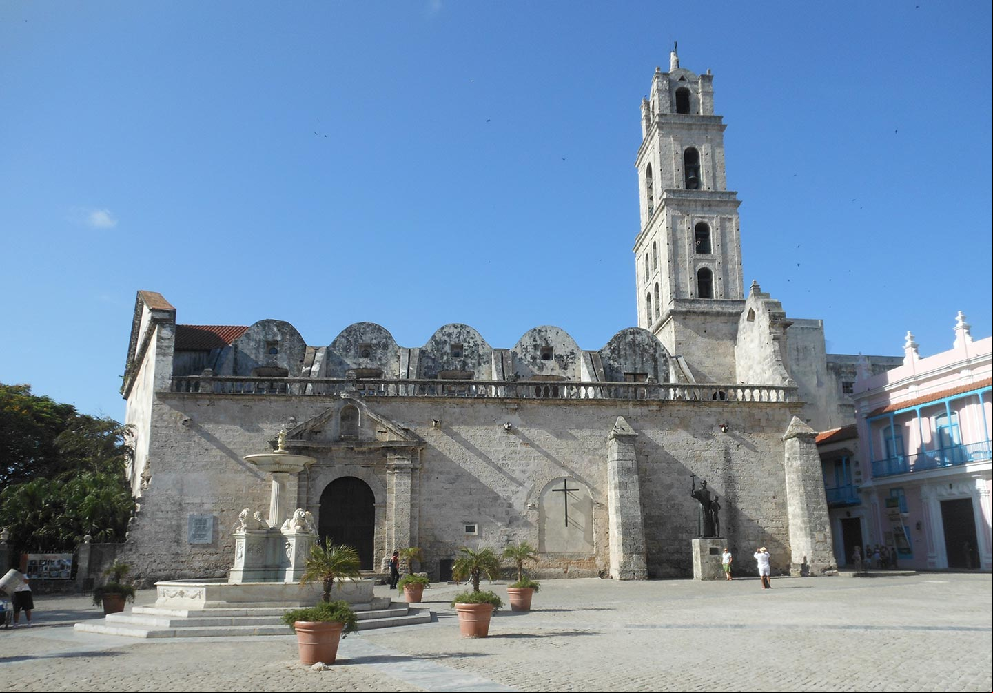 La Plaza y el Convento de San Francisco en la Habana Vieja La Plaza y el Convento de San Francisco en la Habana Vieja