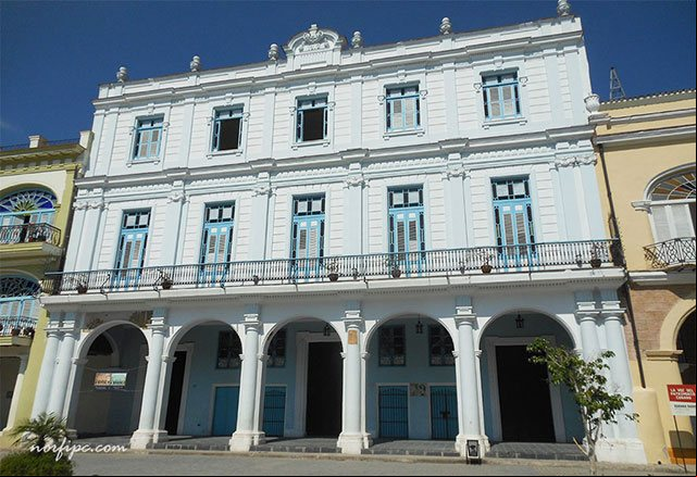 Antigua casa de los condes de Cañongo en la Plaza Vieja, sede del proyecto cultural Vitrina de Valonia Antigua casa de los condes de Cañongo en la Plaza Vieja sede de Vitrina de Valonia