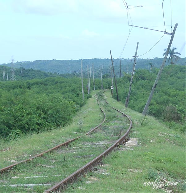 Línea del Tren de Hershey serpenteando entre elevaciones y valles de los campos de Cuba Línea del Tren de Hershey serpenteando entre elevaciones y valles de los campos de Cuba