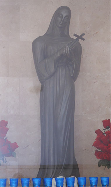 Imagen de Santa Rita de Casia, escultura de Rita Longa en la Iglesia de Santa Rita en la Habana Imagen de Santa Rita de Casia, escultura de Rita Longa en la Iglesia de Santa Rita en la Habana