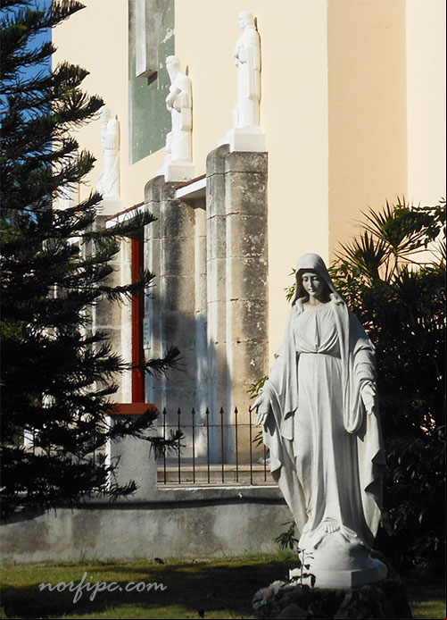 Estatua de Santa Rita de Casia en el jardín de la iglesia Estatua de Santa Rita de Casia en el jardín de la iglesia