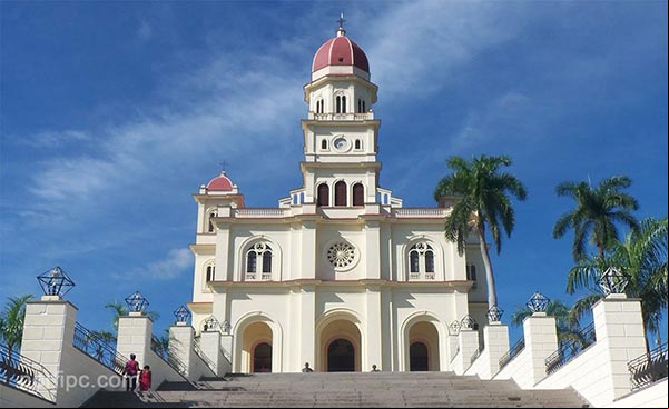 Frente de la iglesia de la Virgen de la Caridad del Cobre
