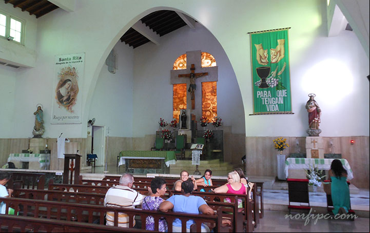 Interior de la Parroquia o Iglesia de Santa Rita de Casia en la Habana Interior de la Parroquia o Iglesia de Santa Rita de Casia en la Habana