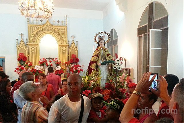 Interior de la Capilla de Santa Bárbara un 4 de diciembre, el día de la virgen