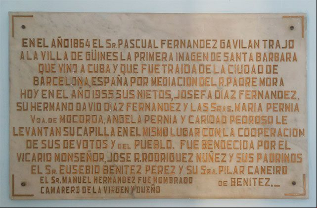Placa que cuenta la historia de la imagen de la Santa Bárbara y la Capilla construida en su honor