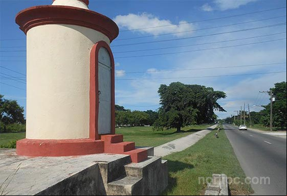 Sección del Canal de Albear y una de las torres de control. A ambos lados corre la Calzada de Vento Sección del Canal de Albear