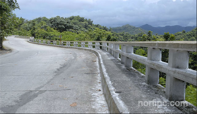Sección del Viaducto La Farola, carretera que serpentea por la zona montañosa oriental de Cuba Sección del Viaducto La Farola en Cuba