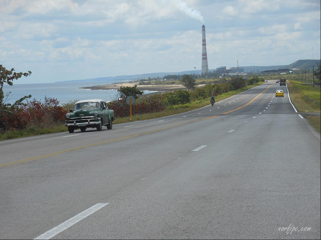 La Vía Blanca hacia el este entre la Jijira y Santa Cruz del Norte. A lo lejos la torre de la Termoeléctrica del Este de la Habana La Vía Blanca hacia el este entre la Jijira y Santa Cruz del Norte
