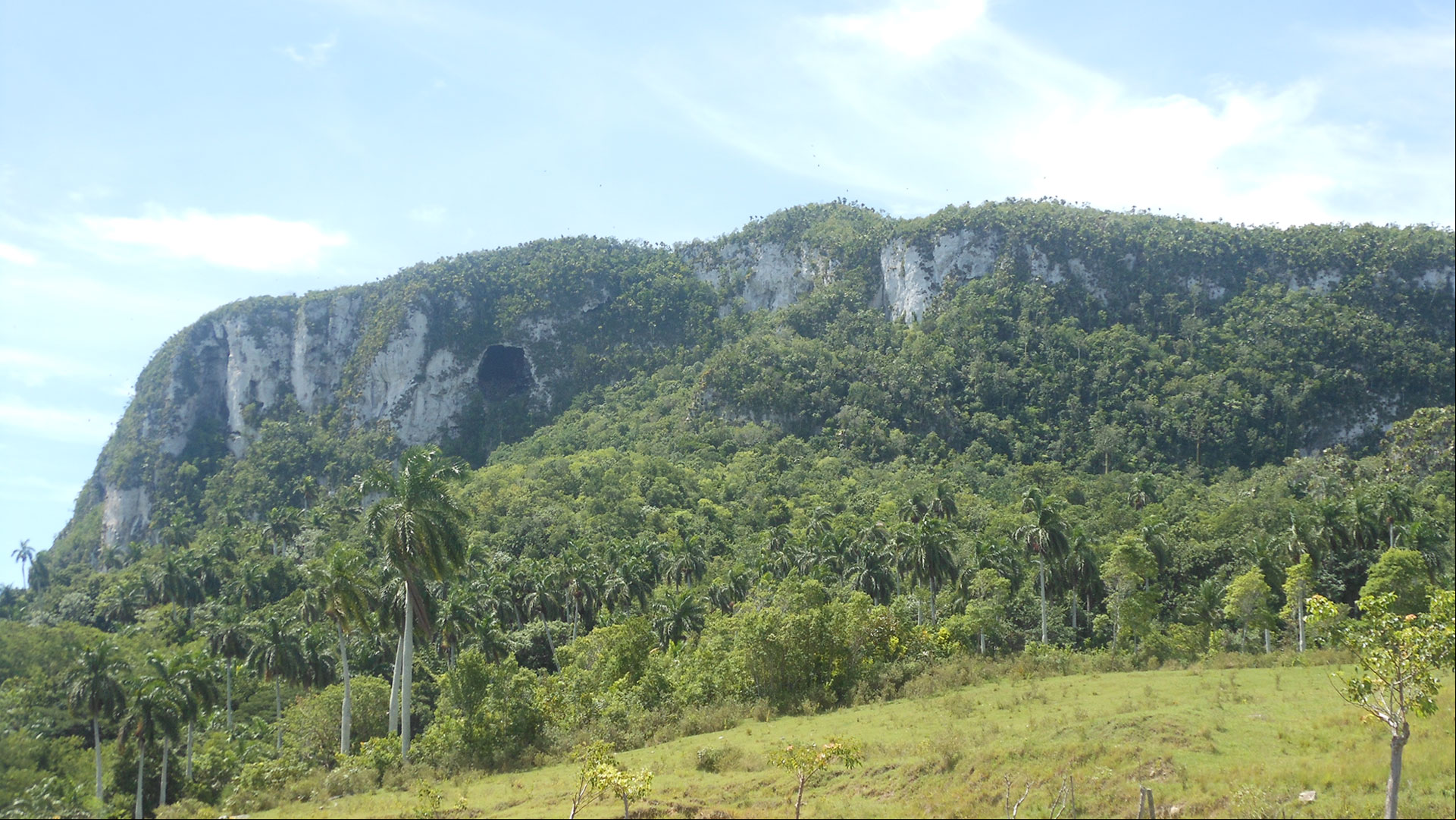 Loma El Palenque situada cerca del Valle de Picadura en los Arcos de Canasí Loma El Palenque situada cerca del Valle de Picadura en los Arcos de Canasí