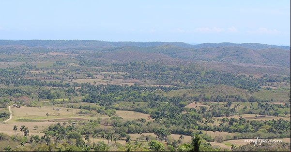 Paisaje desde el Pan de Matanzas. Al centro el poblado de Corral Nuevo y más atrás las elevaciones de Tres Ceibas de Clavellinas Paisaje desde el Pan de Matanzas