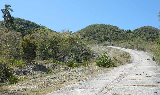 Comienzo de la vía de hormigón armado que sube hasta la cima del Pan de Matanzas Comienzo de la vía de hormigón armado que sube hasta la cima del Pan de Matanzas