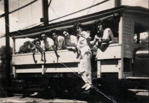 Viajeros en el tren al Embarcadero del Rio Mayabeque Viajeros en el tren al Embarcadero del Rio Mayabeque