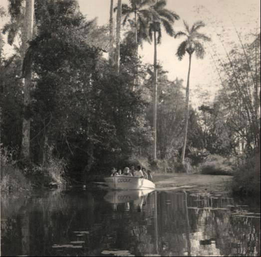 En bote de motor por el Rio Mayabeque. Fotografía del año 1950 En bote de motor por el Rio Mayabeque. Fotografía del año 1950
