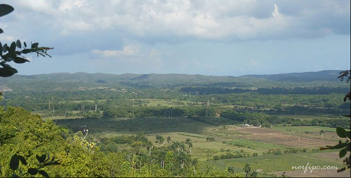 El Valle del Yumuri, al fondo el Cuabal Tres Ceibas de Clavellinas un área protegida categorizada como Reserva Florística Manejada El Valle del Yumuri, al fondo el Cuabal Tres Ceibas de Clavellinas
