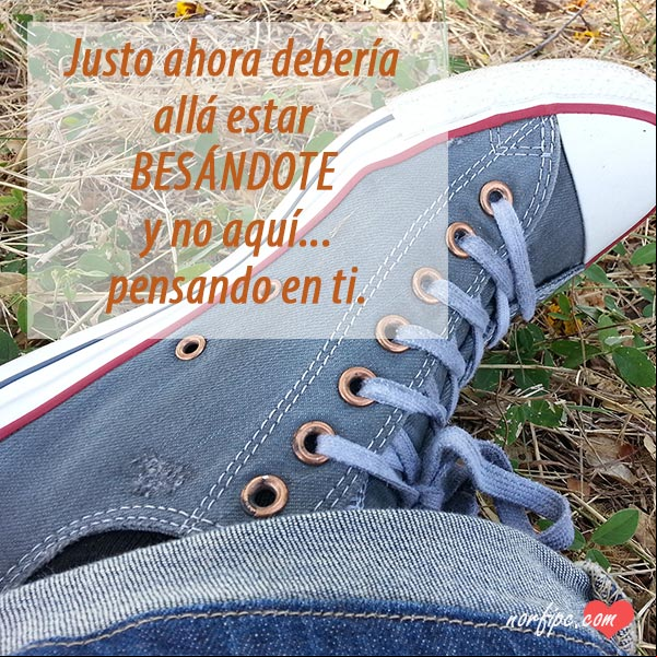 Justo ahora debería estar allá besándote y no aquí, pensando en ti. #FotosAmorInstagram Aquí, pensando en ti. Fotos con mensajes de amor en Instagram