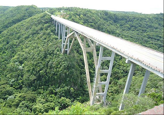 Puente de Bacunayagua en el Litoral Norte de la Habana Puente de Bacunayagua en el Litoral Norte de la Habana